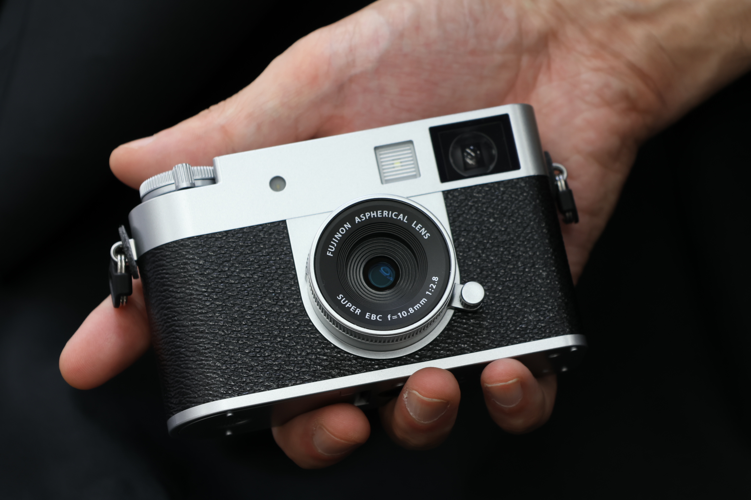 手のひらサイズ！FUJIFILM X halfどうでしょう？ | じゃんぱら 店員に